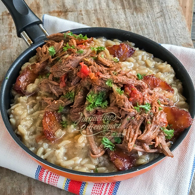 ARROZ CREMOSO CON ROPA VIEJA DE CHIVO, PLATANOS MADUROS