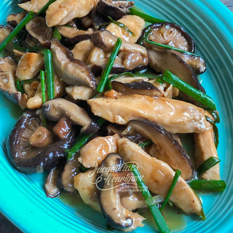 POLLO CON HONGOS EN SALSA DE SOYA