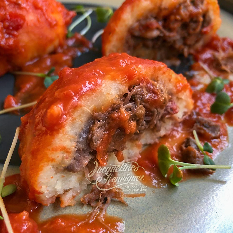 ALBONDIGAS DE YUCA RELLENAS DE CHIVO