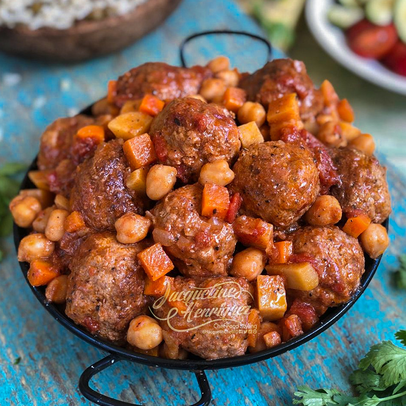 CAZUELA DE ALBONDIGAS CON PAPA, ZANAHORIA Y GARBANZOS