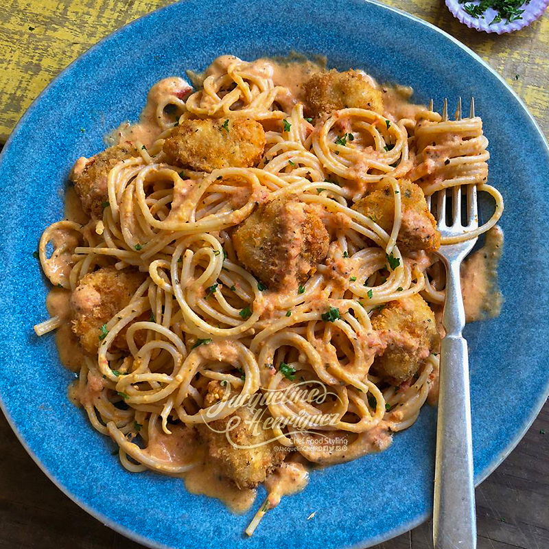 ESPAGUETI CON COCO Y CHICHARRON DE PESCADO