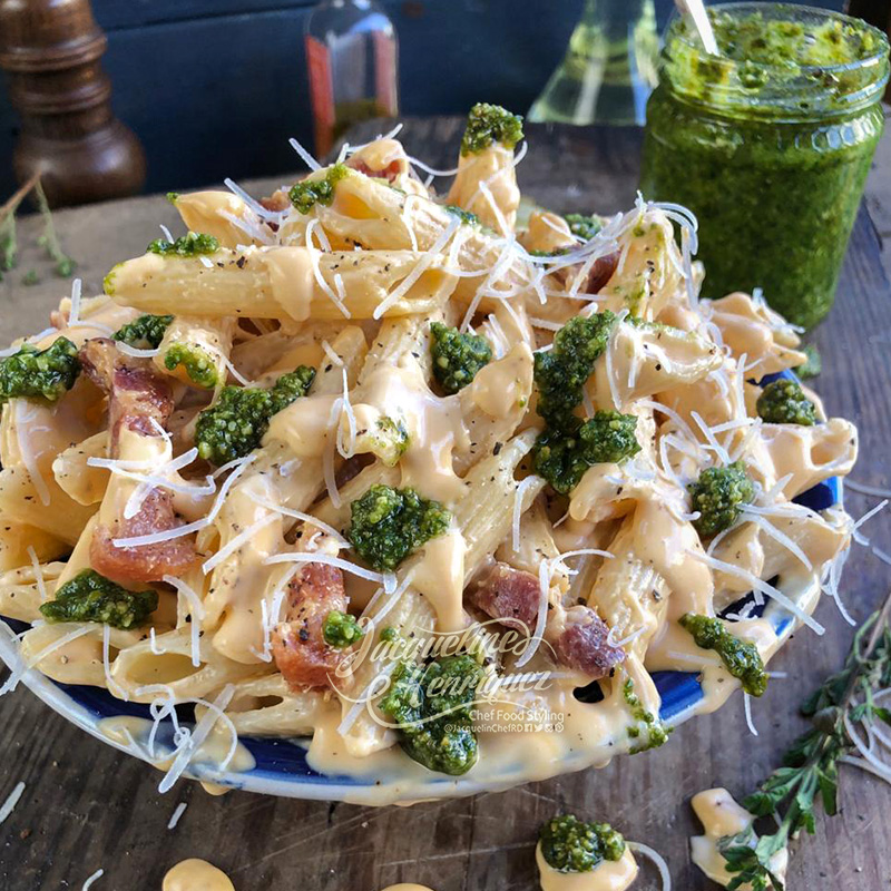 PASTA CON QUESO Y TOCINETA