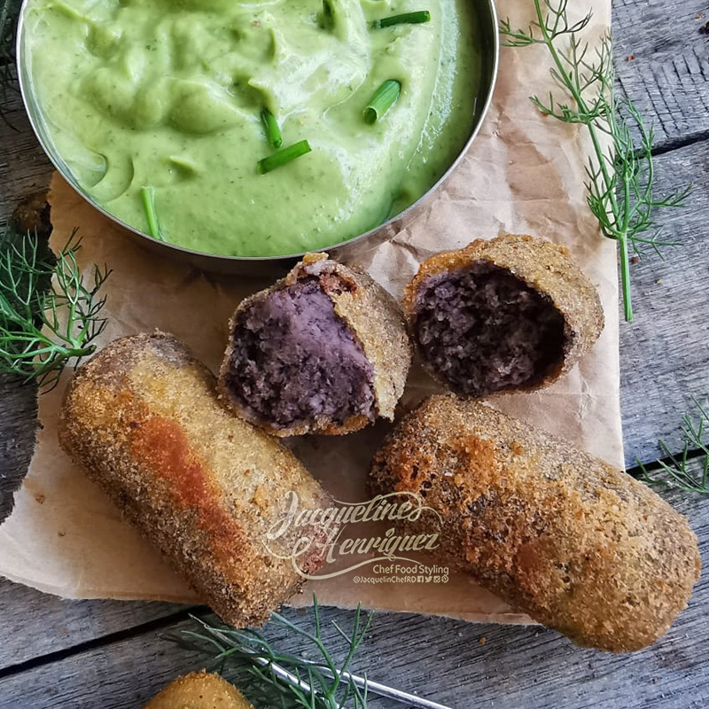 CROQUETA NEGRA CON MAYONESA DE AGUACATE