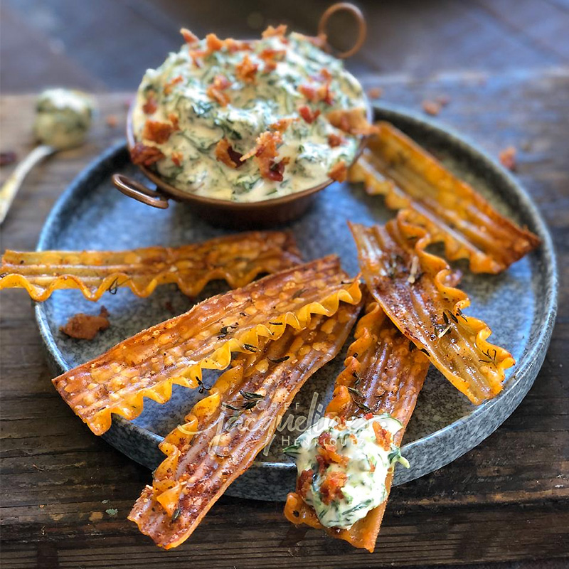 CHIPS DE LASAÑA CON DIP DE ESPINACA